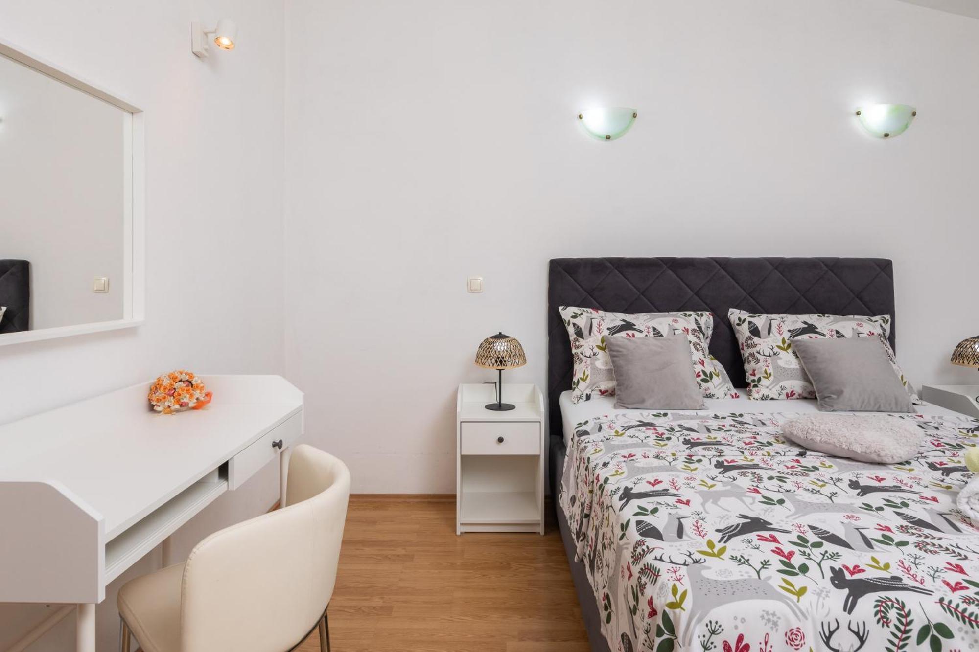 Sky Way Apartments Дуги Рат Екстериор снимка
