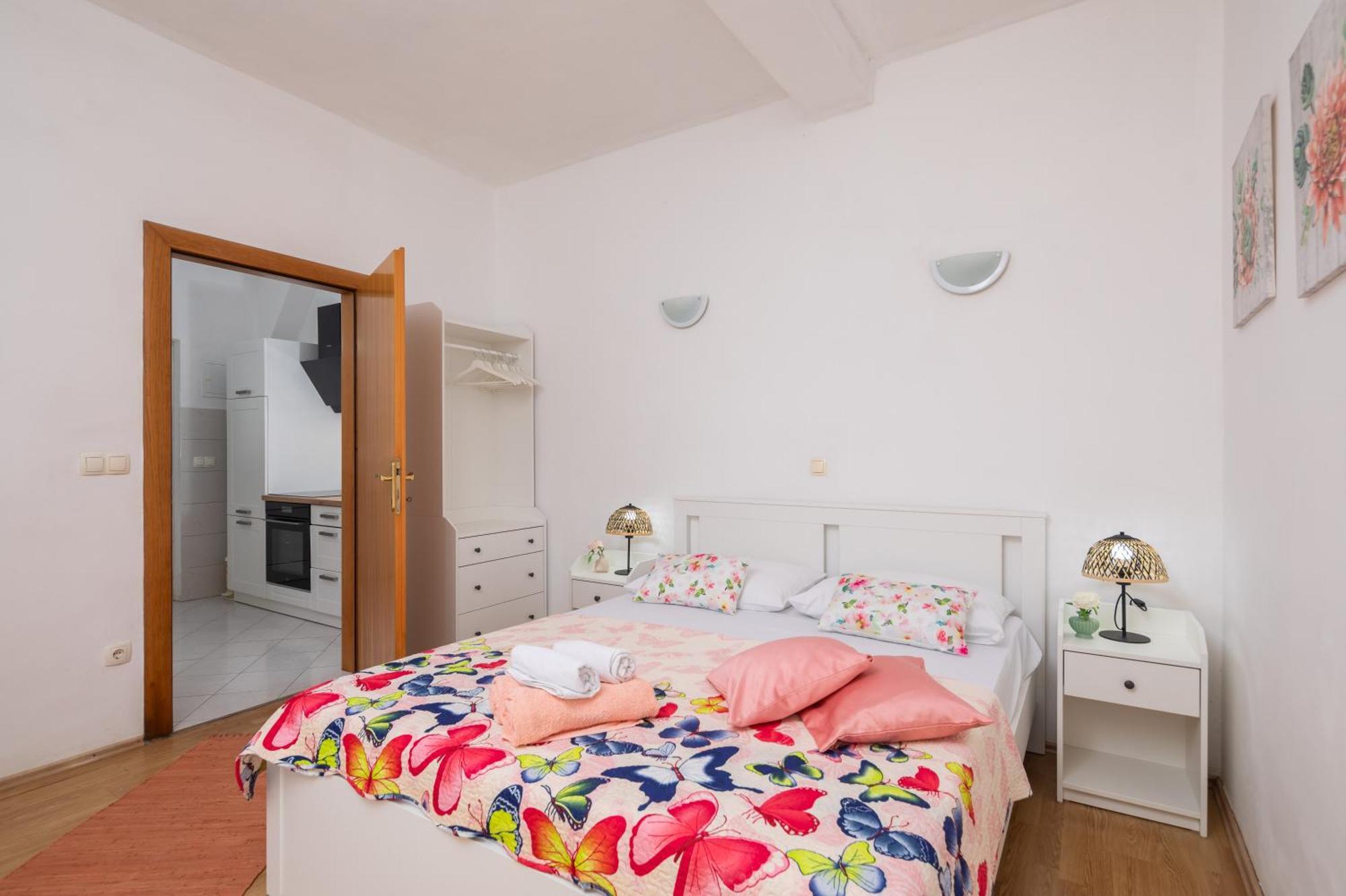 Sky Way Apartments Дуги Рат Екстериор снимка